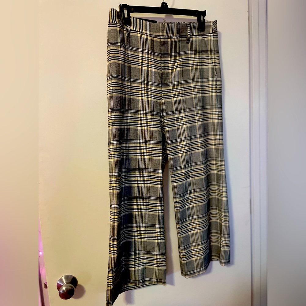 Banana Republic, NWT, high rise,wide leg cropped pants size six. Very academia